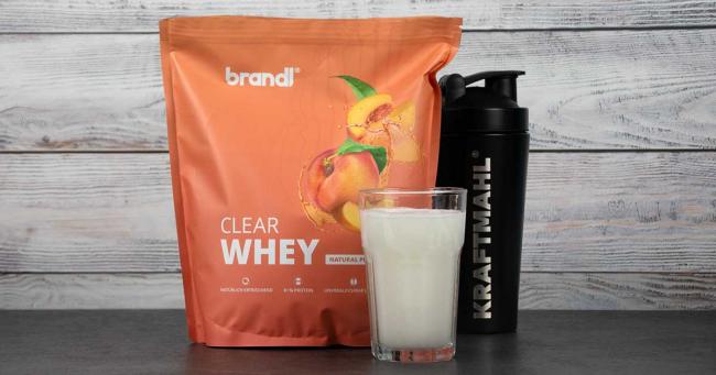 Bild zeigt das Brandl Nutrition Clear Whey, den Kraftmahl Shaker und einen zubereiteten Shake