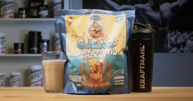 Rühls Bestes Clear Whey Protein Isolat Eistee-Zitrone im Test mit Kraftmahl-Shaker und fertigem Shake.
