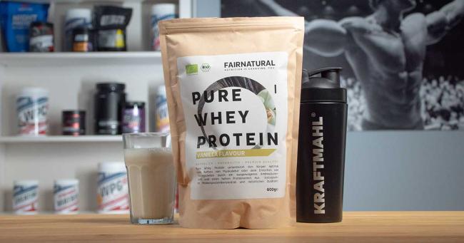 Fairnatural Pure Whey Protein mit zubereitetem Shake im Glas und Kraftmahl-Shaker