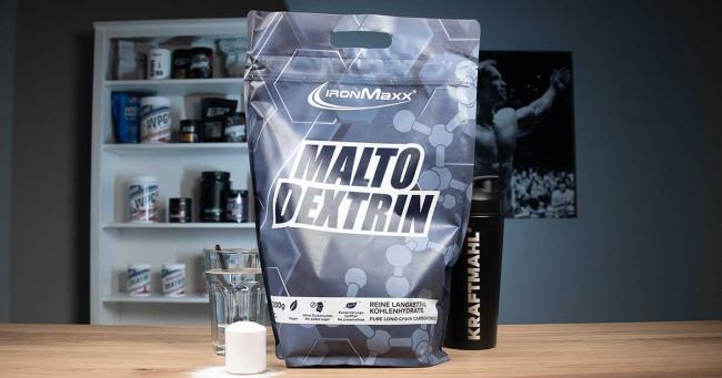 IronMaxx Maltodextrin Pulver im Produkttest – Verpackung mit Messlöffel und Shaker auf Tisch