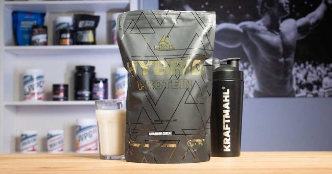 Peak Hybrid Protein Cinnamon Cereal vor Kraftmahl Shaker und Glas mit Proteinshake