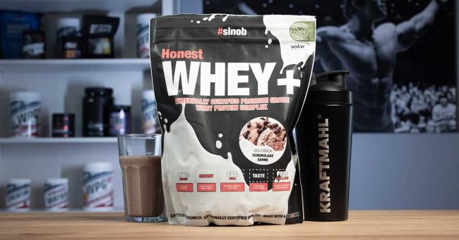 #sinob Honest Whey+ Proteinpulver mit Shaker und Shake im Kraftmahl-Teststudio