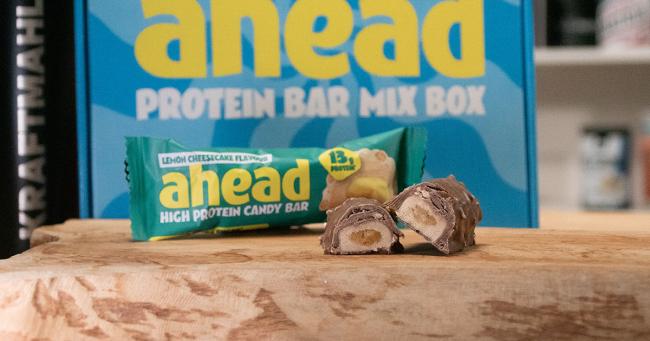 Angeschnittene Ahead Protein Candy Bar mit cremiger Füllung und Schokoladenüberzug im Produkttest.